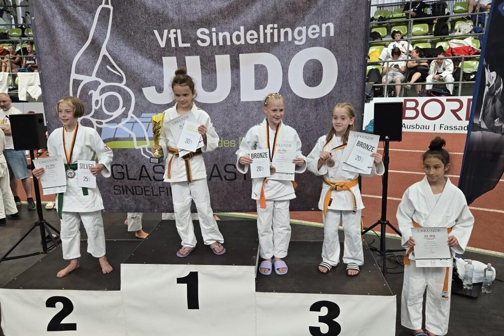 F&uuml;nf Kinder in Judokleidung stehen auf einem Podest und halten Medaillen und Urkunden beim VfL Sindelfingen.