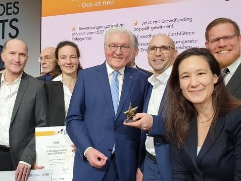 Gruppenzusammenkunft bei der Ehrung 'Sterne des Sports', mit mehreren Personen, darunter ein Tr&auml;ger des Preises.