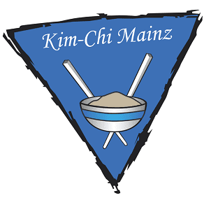 Logo von Kim-Chi Mainz: Dreiecksform, blaue Hintergrundfarbe, Sch&uuml;ssel mit St&auml;bchen und Schriftzug.