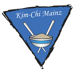 Logo von Kim-Chi Mainz: Dreiecksform, blaue Hintergrundfarbe, Schüssel mit Stäbchen und Schriftzug.