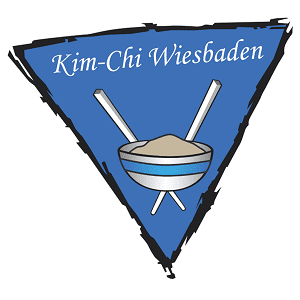 Logo von Kim-Chi Wiesbaden mit einer Schüssel, Stäbchen und blauem Hintergrund in Form eines Dreiecks.