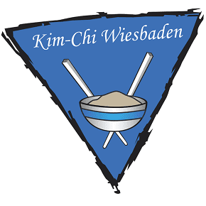 Logo von Kim-Chi Wiesbaden mit einer Sch&uuml;ssel, St&auml;bchen und blauem Hintergrund in Form eines Dreiecks.