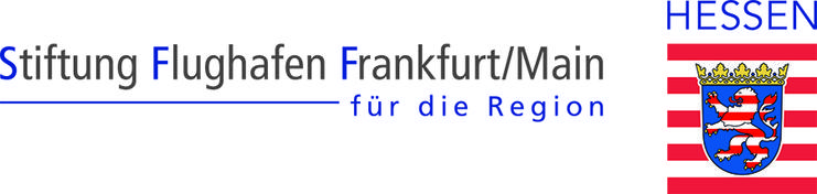 Logo der Stiftung Flughafen Frankfurt/Main mit dem Wappen von Hessen rechts. Schriftzug in grauer und blauer Schrift.