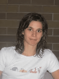 Portr&auml;t einer Person mit nassen, lockigen Haaren, die ein wei&szlig;es T-Shirt mit farbenfrohem Tiermotiv tr&auml;gt.