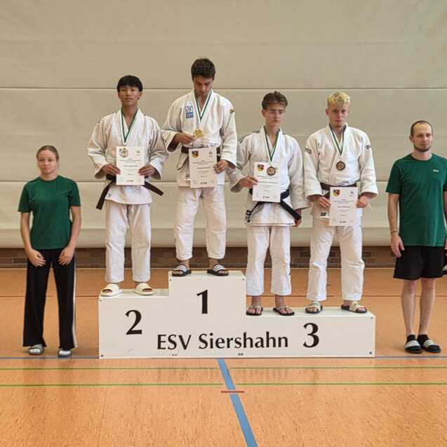 Sieger und Platziert in Judokleidung stehen auf dem Treppchen bei einer Siegerzeremonie des ESV Siershahn.