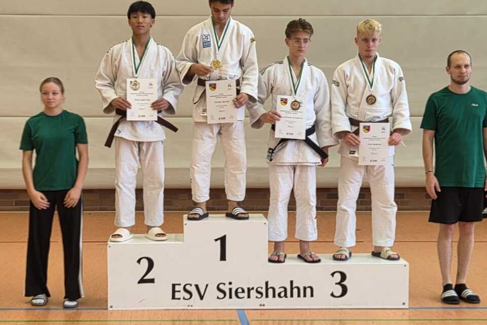 Sieger und Platziert in Judokleidung stehen auf dem Treppchen bei einer Siegerzeremonie des ESV Siershahn.