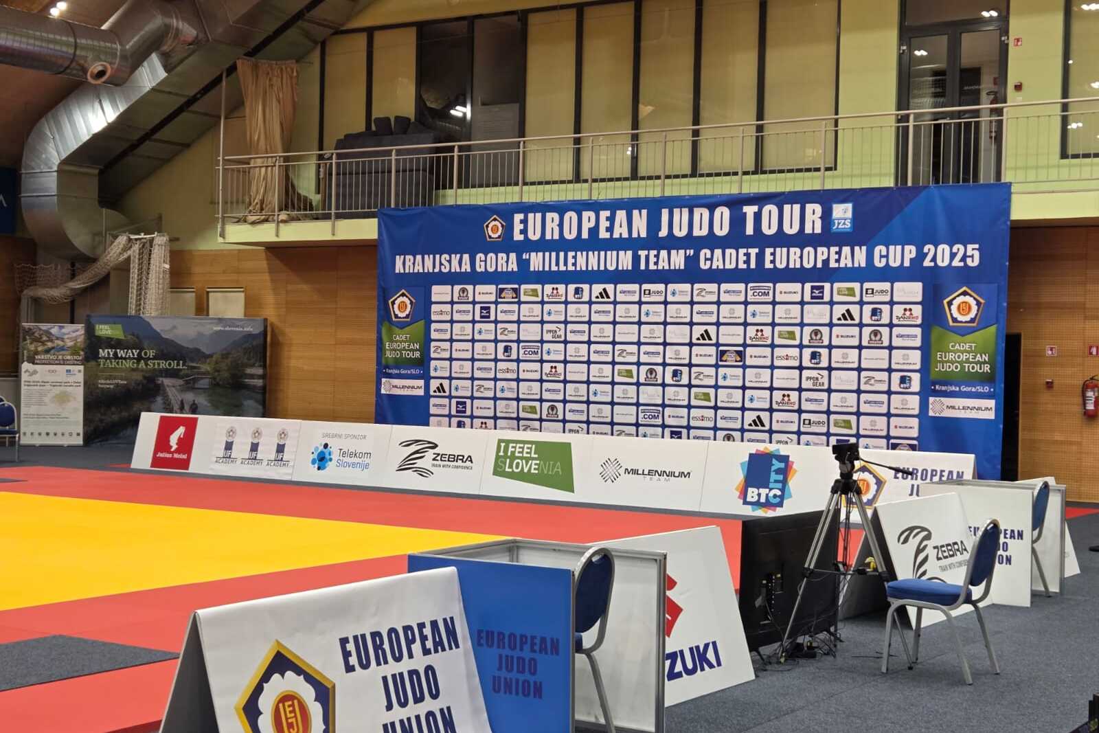 Hintergrund einer Sporthalle mit einer Wettkampffläche für Judo und einer Werbetafel für den European Judo Tour Cup 2025.
