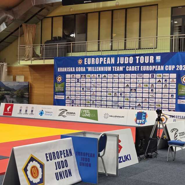 Hintergrund einer Sporthalle mit einer Wettkampffl&auml;che f&uuml;r Judo und einer Werbetafel f&uuml;r den European Judo Tour Cup 2025.