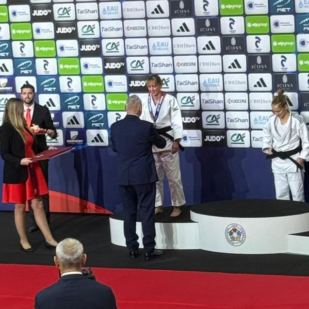 Zwei Judoka auf dem Siegertreppchen bei den Judo-Weltmeisterschaften, w&auml;hrend sie Medaillen entgegennehmen.