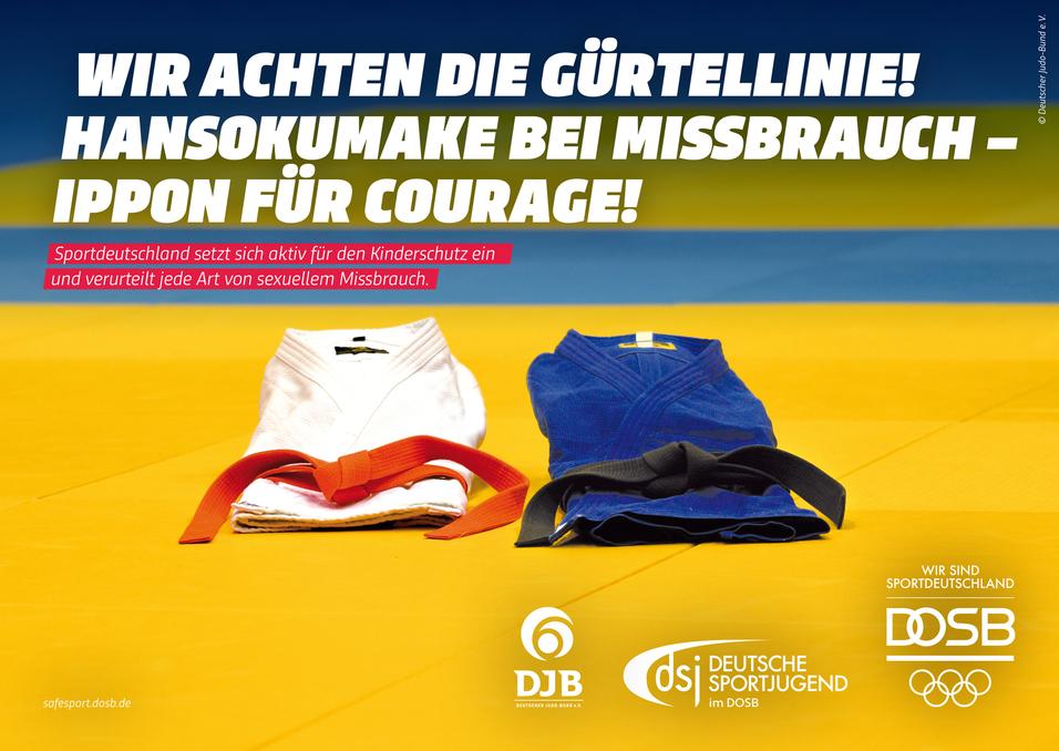 Weißer und blauer Judoanzug mit Gürtel auf gelber Matte; Schrift: „Wir achten die Gürtellinie! Hansokumake bei Missbrauch – Ippon für Courage!“